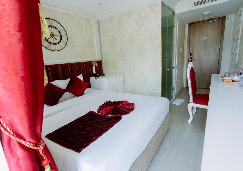 Deluxe Double Room with Balcony image 1