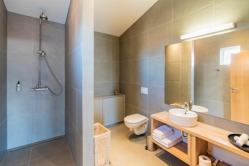 Deluxe Suite with Hot Tub image 2