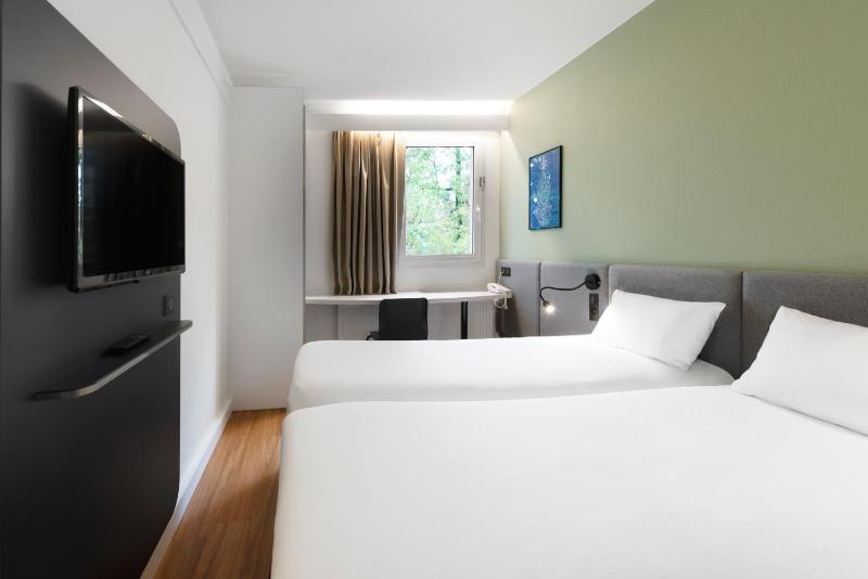 Standard Twin Room image 3