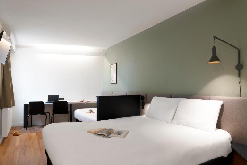 Standard Double Room image 3