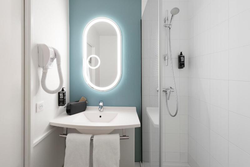 Standard Twin Room image 2
