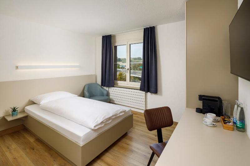 Single Room with River View image 1