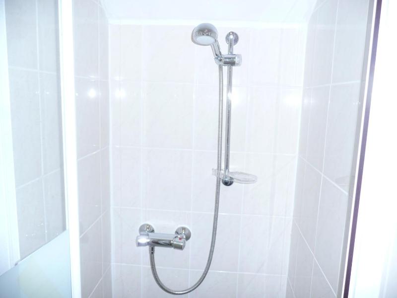 Twin Room with Shower image 4