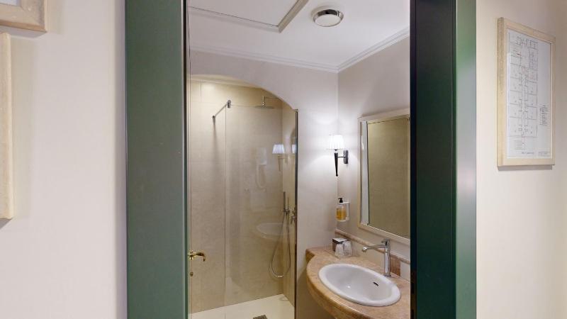Comfort Triple Room image 4