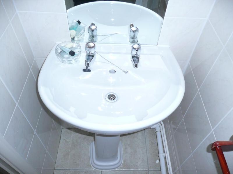 Twin Room with Shower image 1