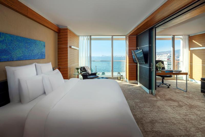 Business Suite with Sea View image 3