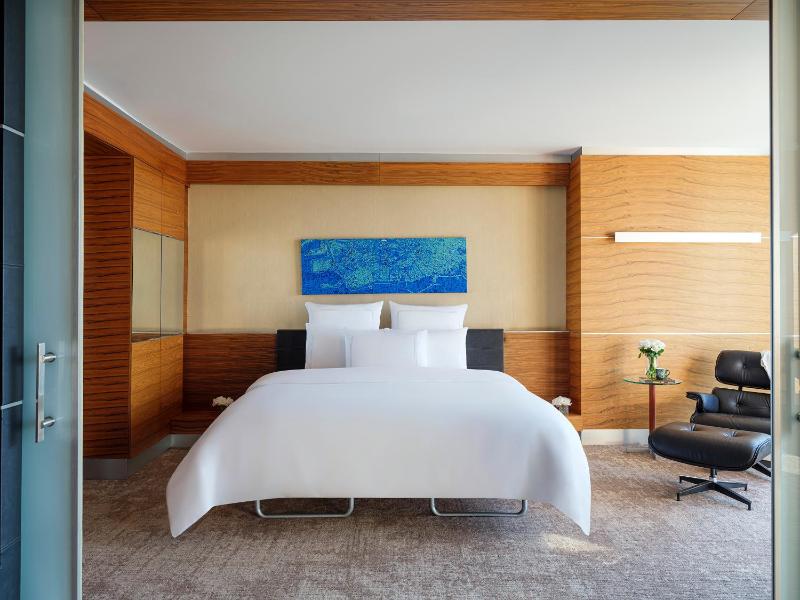Business Suite with Sea View image 4
