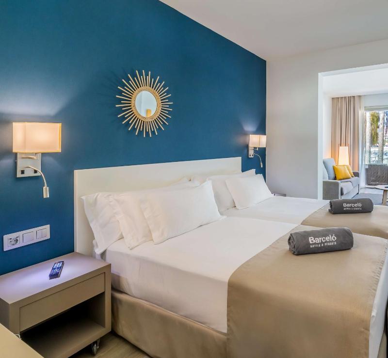 Junior Suite deluxe sea view and hot tub image 3