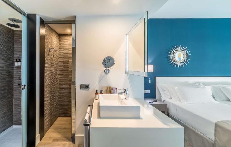 Junior Suite deluxe sea view and hot tub image 4