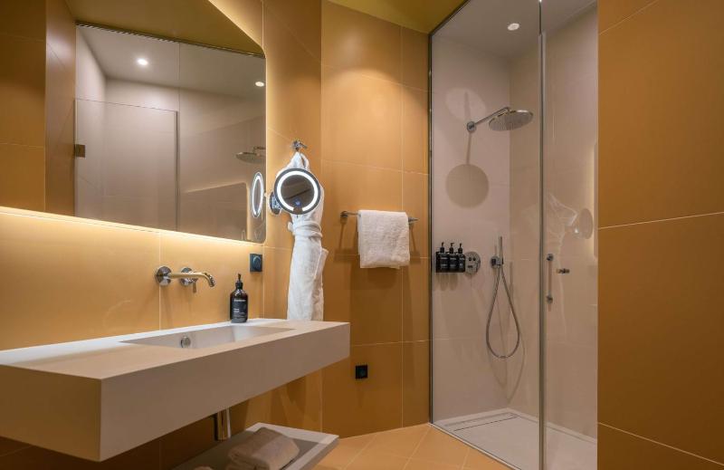 One-Bedroom Apartment with King Bed image 4