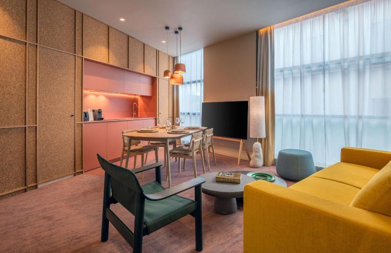 One-Bedroom Apartment with King Bed image 3