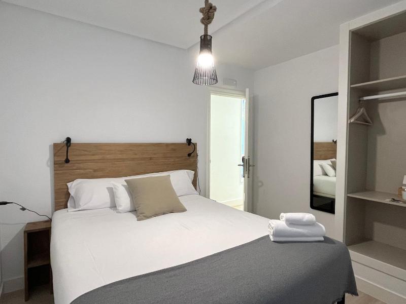 Standard Double Room image 3