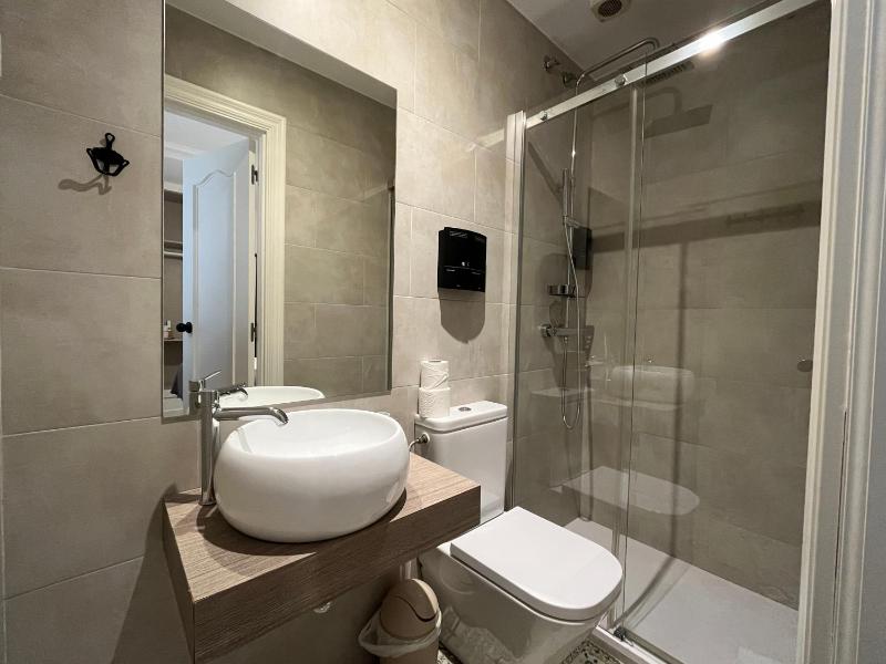 Standard Double Room image 4