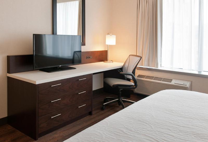 King Room with Roll-In Shower - Mobility Access image 2