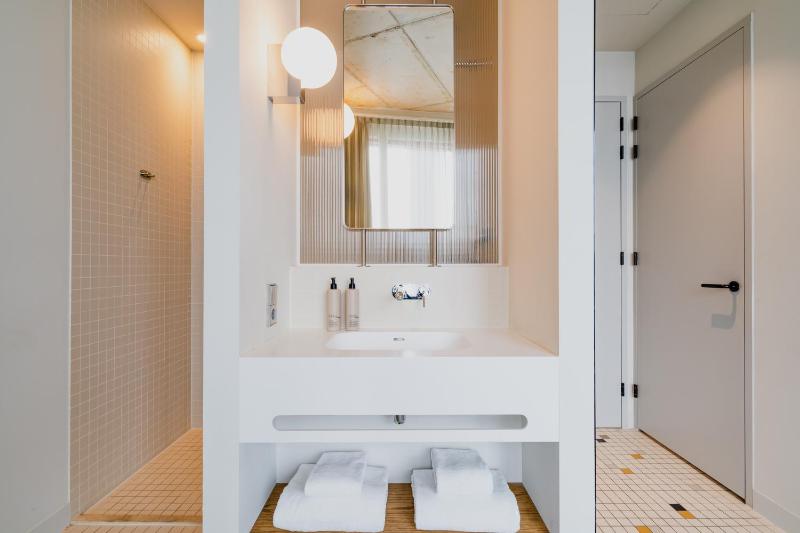 Deluxe Double or Twin Room – Riverfront View image 3