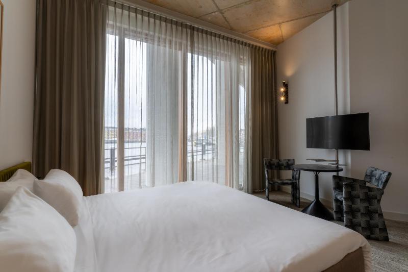 Deluxe Double or Twin Room – Riverfront View image 2