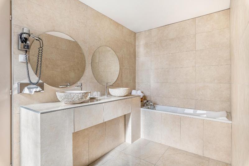 Superior Double Room image 3