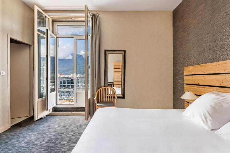 Standard Double Room image 4