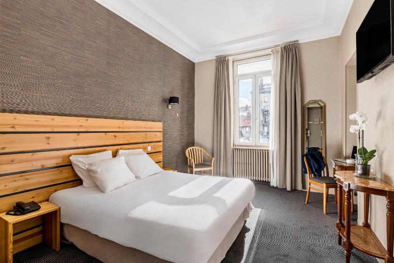 Superior Twin Room image 3