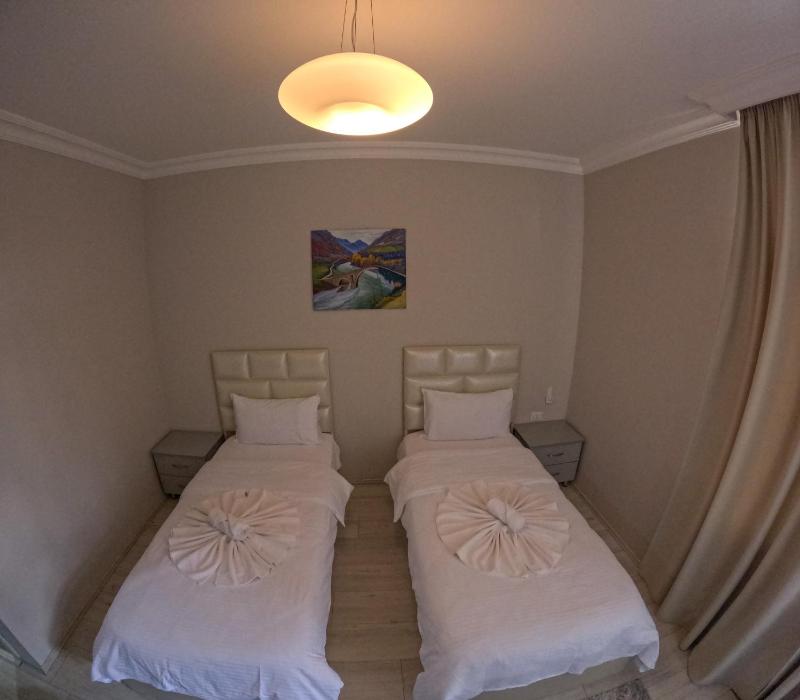 Standard Twin Room with Garden View image 3