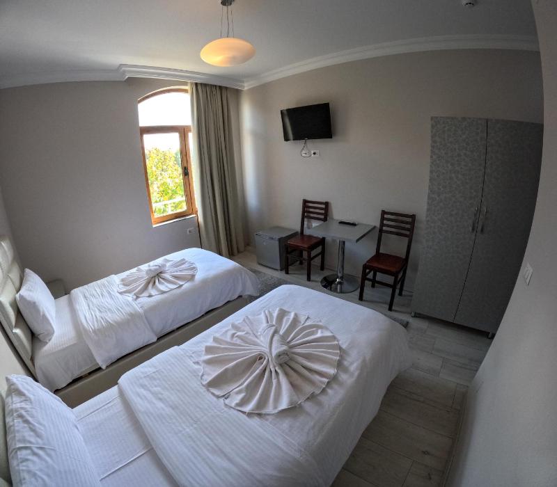 Standard Twin Room with Garden View image 4