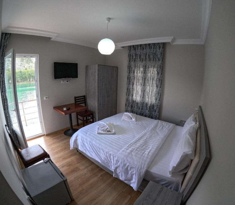Double Room with Balcony image 4