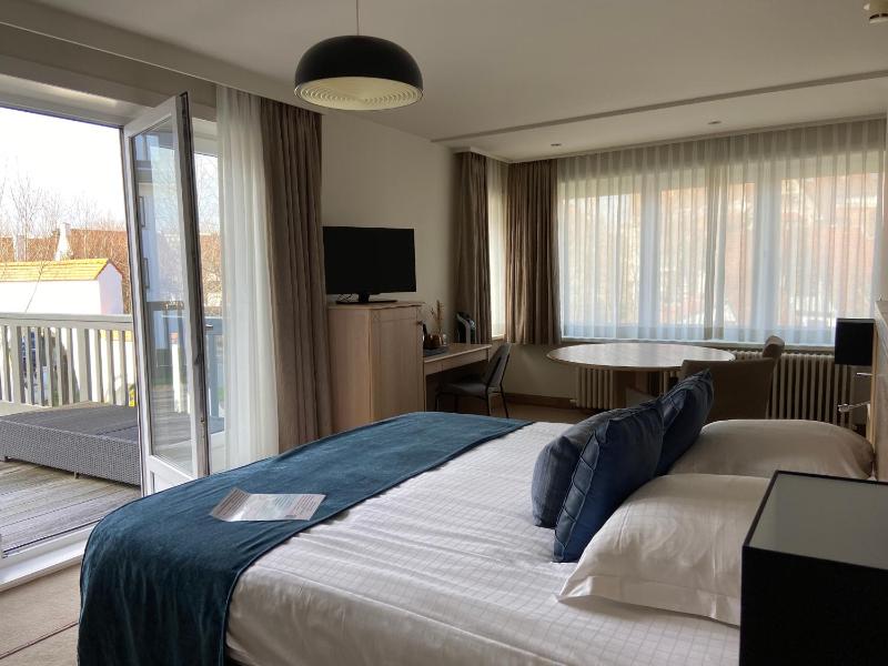 Double Room with Balcony image 3