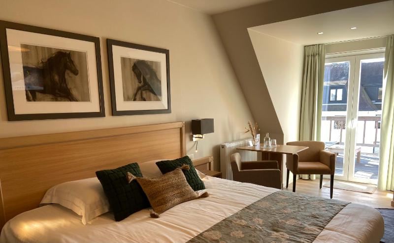 Double Room with Balcony image 2