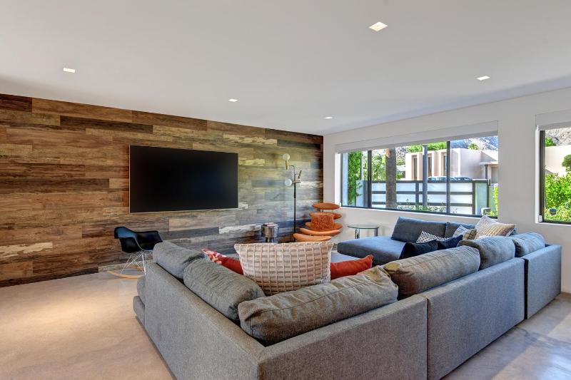 Ultra Luxury Resort Like Compound Pool Spa Fire Pit- Close to Everything- 4BD/2.5BTH - image 3