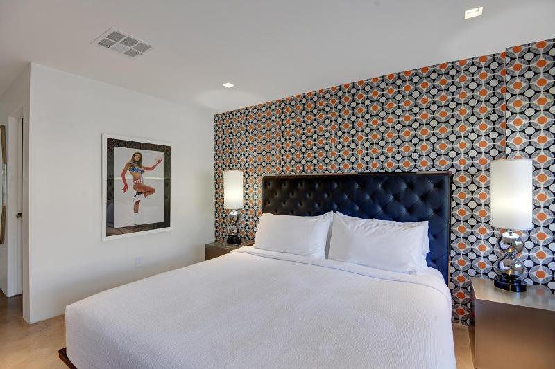 Ultra Luxury Resort Like Compound Pool Spa Fire Pit- Close to Everything- 4BD/2.5BTH - image 27
