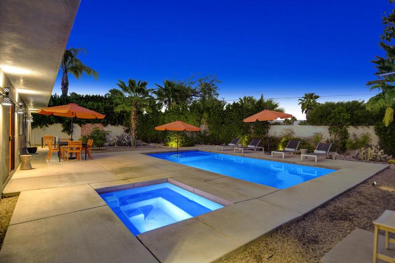 Ultra Luxury Resort Like Compound Pool Spa Fire Pit- Close to Everything- 4BD/2.5BTH - image 10
