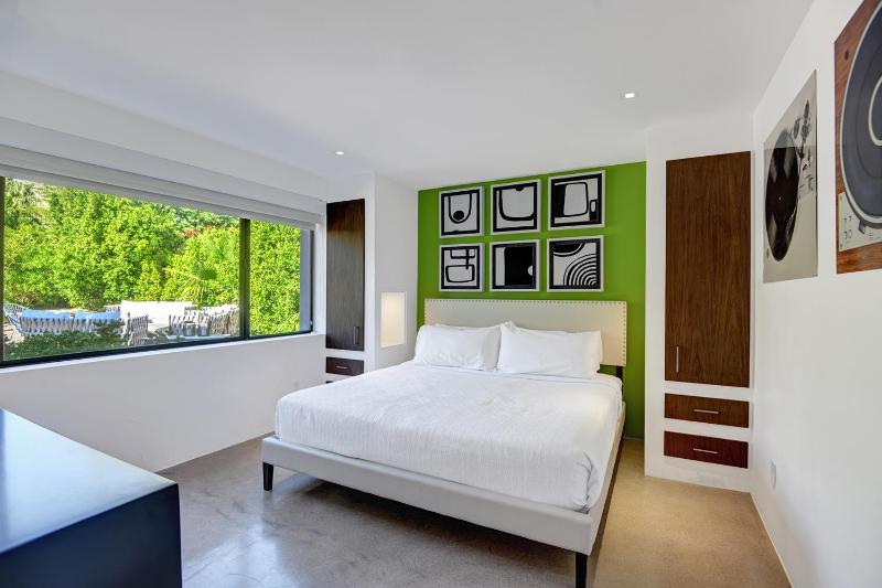 Ultra Luxury Resort Like Compound Pool Spa Fire Pit- Close to Everything- 4BD/2.5BTH - image 12