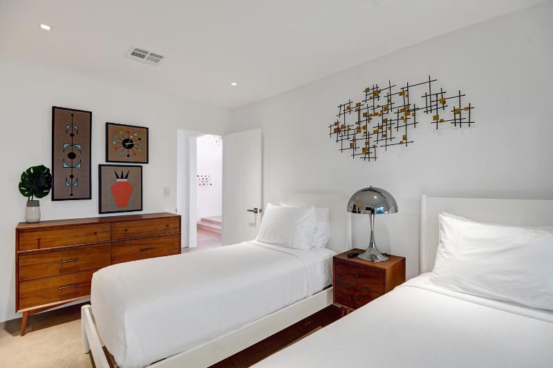 Ultra Luxury Resort Like Compound Pool Spa Fire Pit- Close to Everything- 4BD/2.5BTH - image 29