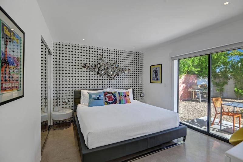 Ultra Luxury Resort Like Compound Pool Spa Fire Pit- Close to Everything- 4BD/2.5BTH - image 6