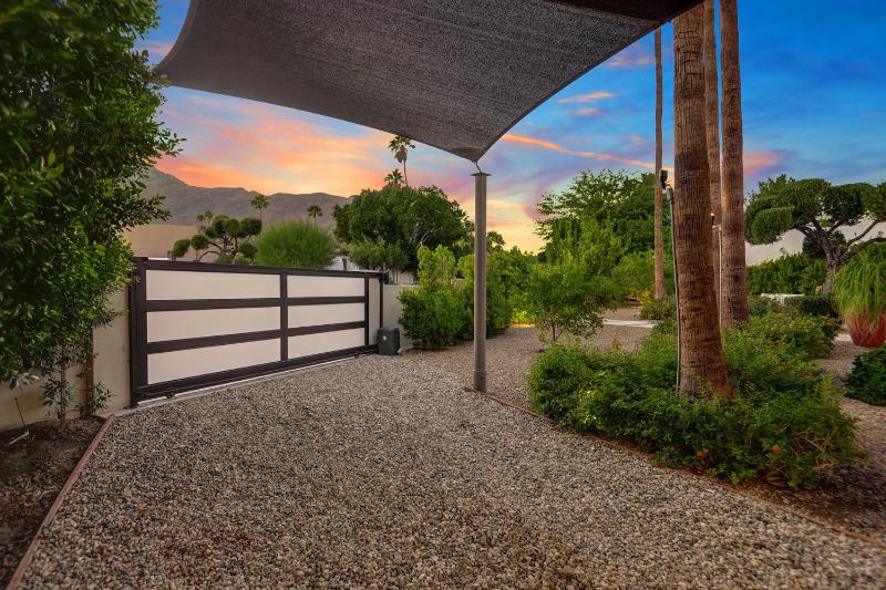 Ultra Luxury Resort Like Compound Pool Spa Fire Pit- Close to Everything- 4BD/2.5BTH - image 23