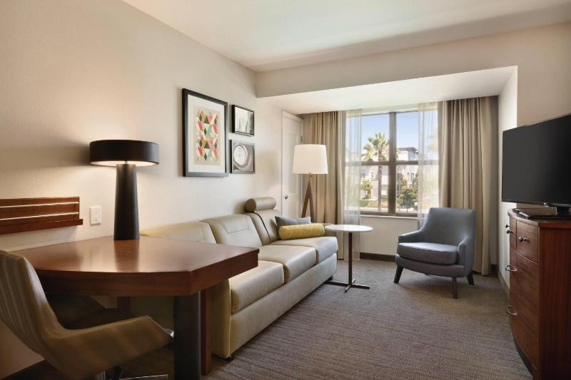 One-Bedroom Suite with Sofa Bed image 3