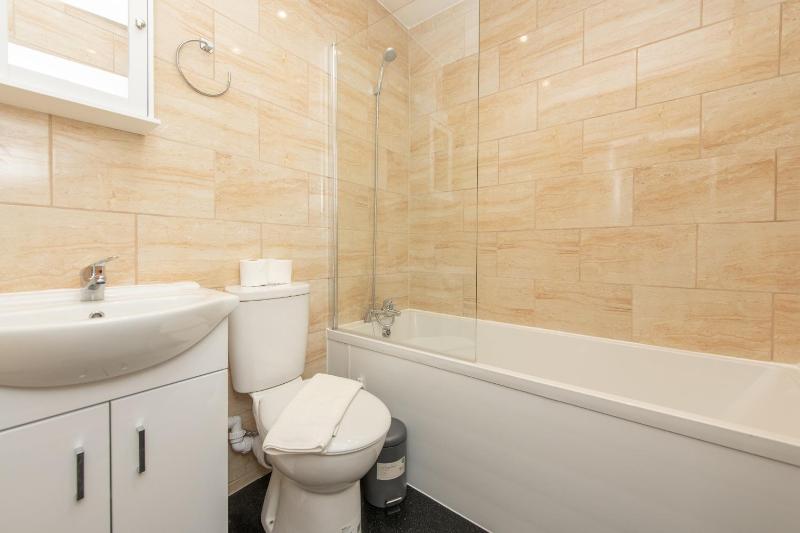 Sutton Cottage - 4 Bed House in City Centre - image 13