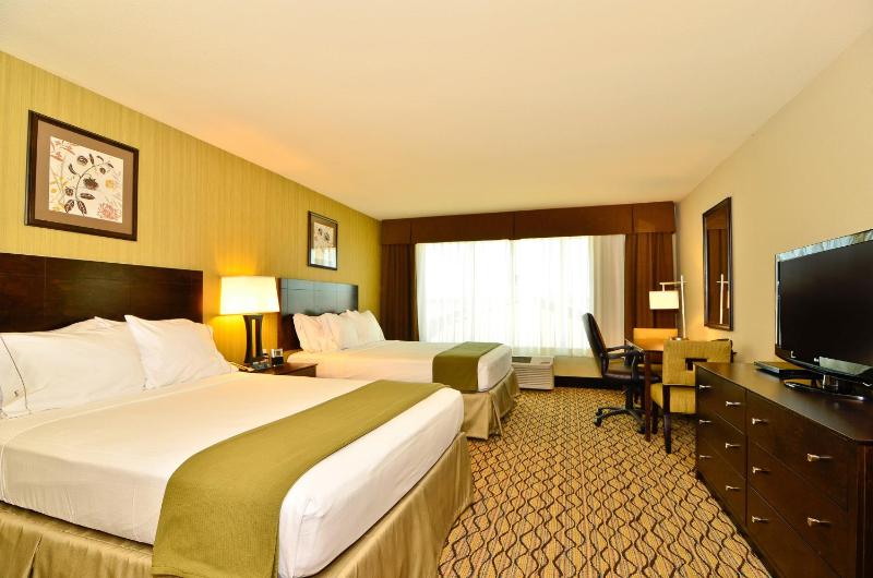 Standard Queen Room with Two Queen Beds image 2