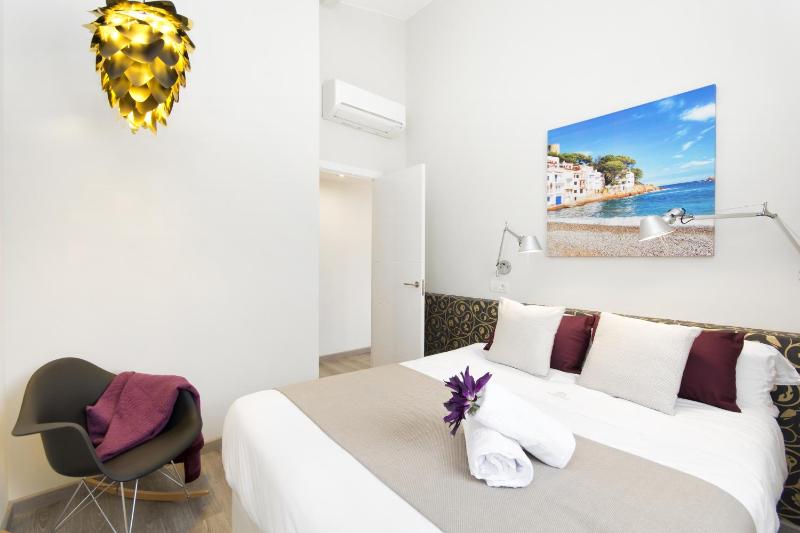 Luxury Three-Bedroom Attic with Terrace image 2