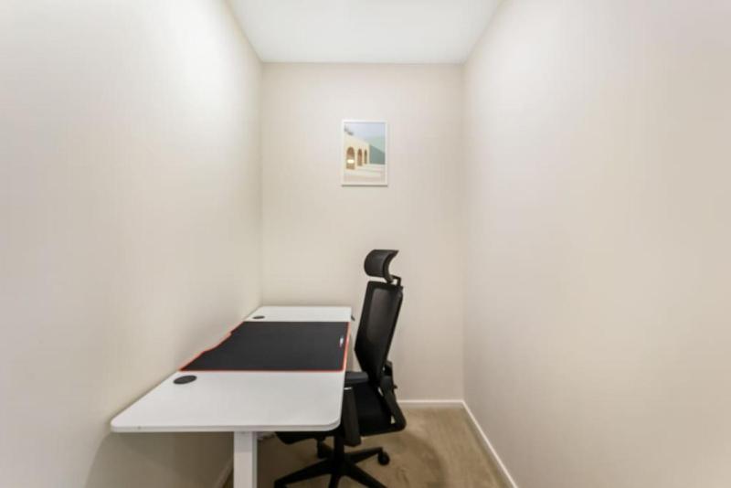 Urban Glow Townhouse with parking - image 4