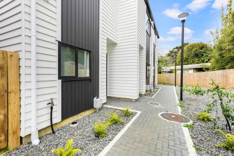 Urban Glow Townhouse with parking - image 14