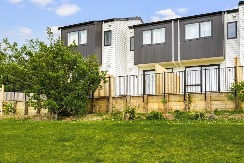 Urban Glow Townhouse with parking - image 6