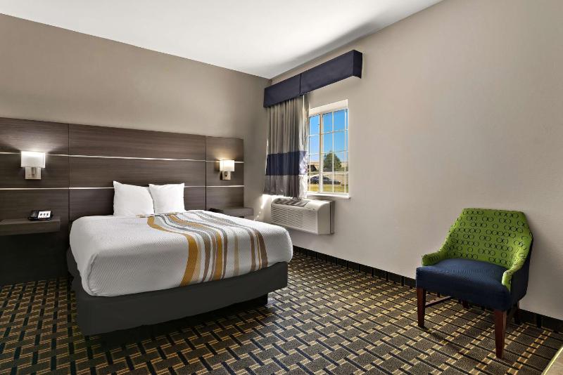 Queen Room with Bath Tub - Disability Access image 1
