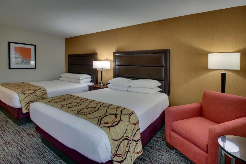 Deluxe Queen Room with Two Queen Beds image 4