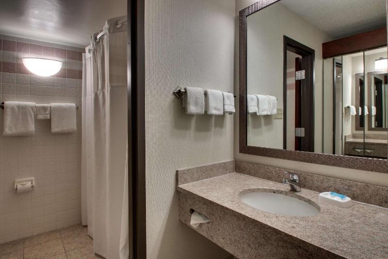 Deluxe Queen Room with Two Queen Beds image 2