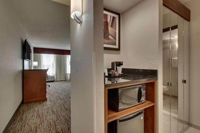 Deluxe King Room with Sofa Bed image 4