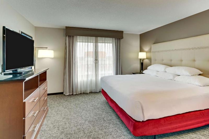 King Suite with Sofa Bed - Hearing Accessible, Tub image 3