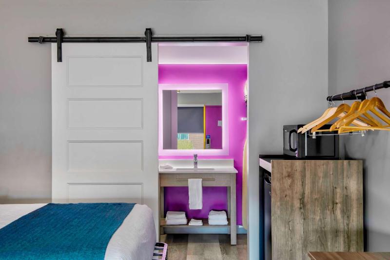 King Room with Roll-in Shower - Disability Access - Non-Smoking image 4
