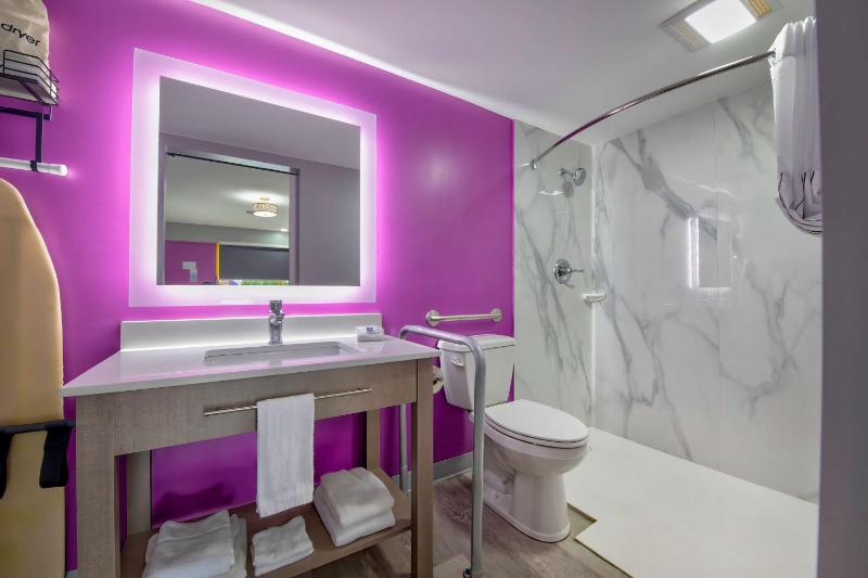 King Room - Non-Smoking image 3