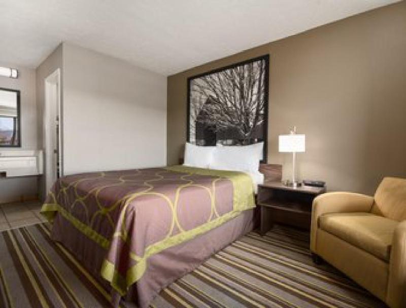 Queen Room - Non-Smoking image 3